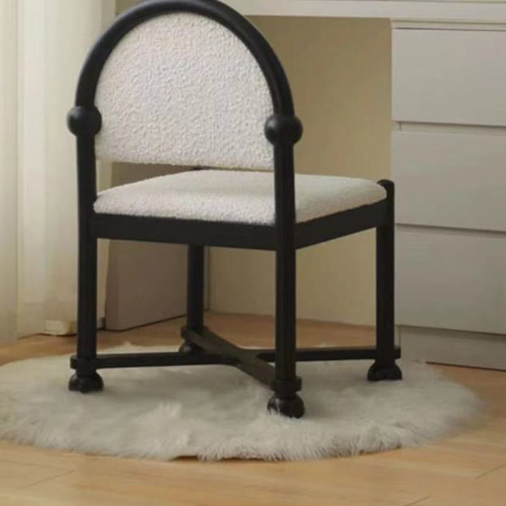 Traditioneller Vintage-Schminkhocker mit halbrunder Rückenlehne aus Massivholz &amp; Sperrholz mit Sherpa-Stoffbezug fürs Schlafzimmer 