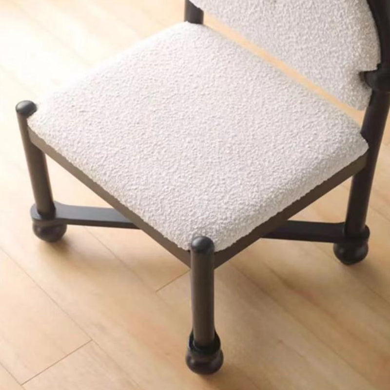 Traditioneller Vintage-Schminkhocker mit halbrunder Rückenlehne aus Massivholz &amp; Sperrholz mit Sherpa-Stoffbezug fürs Schlafzimmer 