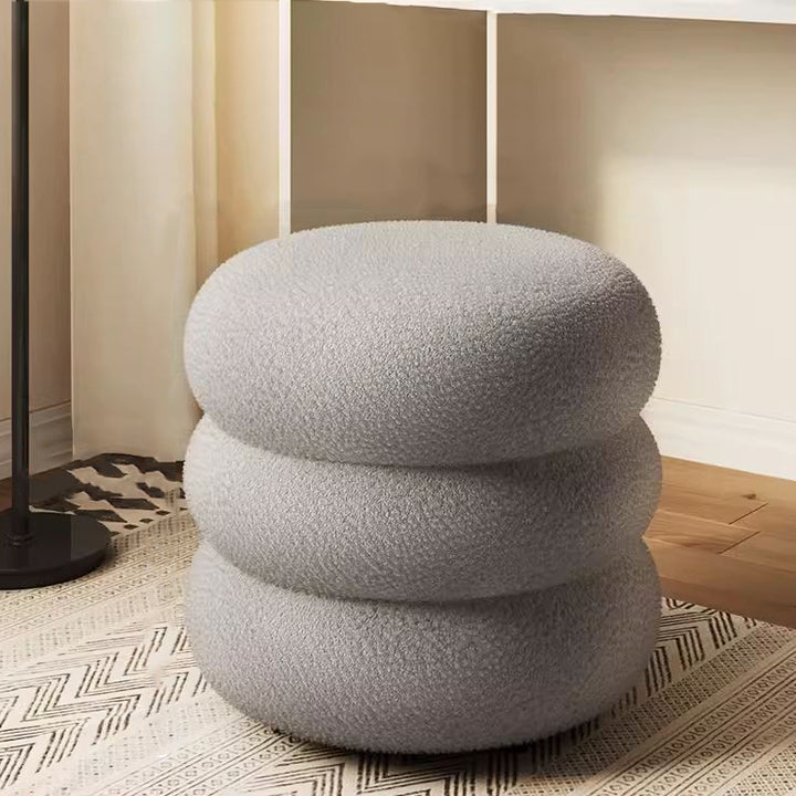 Moderner minimalistischer Schminkhocker mit zylindrischem Gestell aus Sherpa-Stoff und Sperrholz fürs Schlafzimmer 