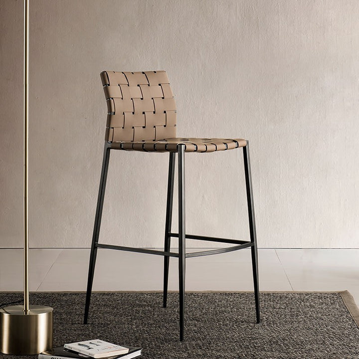 Tabouret de bar en cuir carré scandinave contemporain avec dossier en métal pour salle à manger 