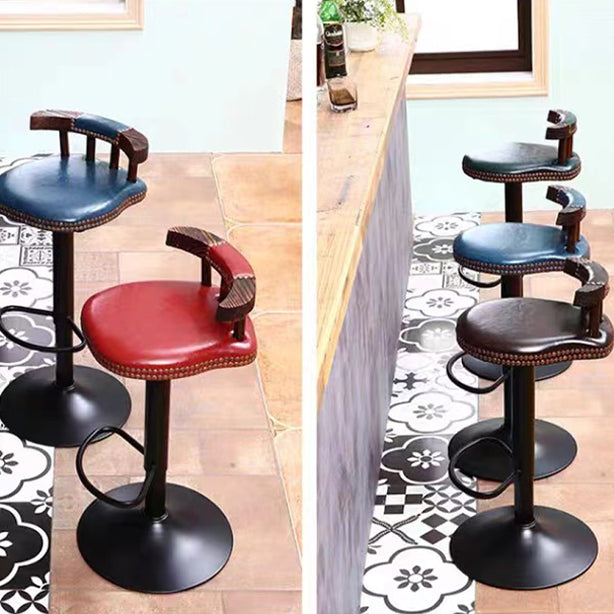 Moderner ovaler Barhocker im Shabby-Chic-Stil mit Rückenlehne aus geöltem Wachsleder, Massivholz und Eisen für das Esszimmer 