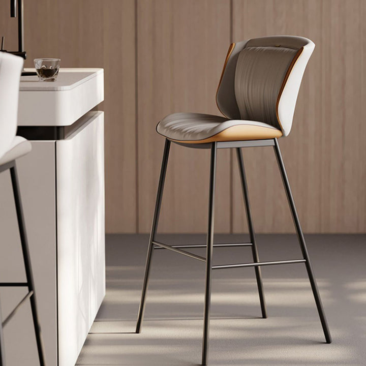 Taburete de bar moderno de lujo con cojín trapezoidal, cuero sintético, acero al carbono y respaldo para comedor 
