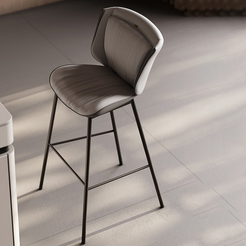 Taburete de bar moderno de lujo con cojín trapezoidal, cuero sintético, acero al carbono y respaldo para comedor 