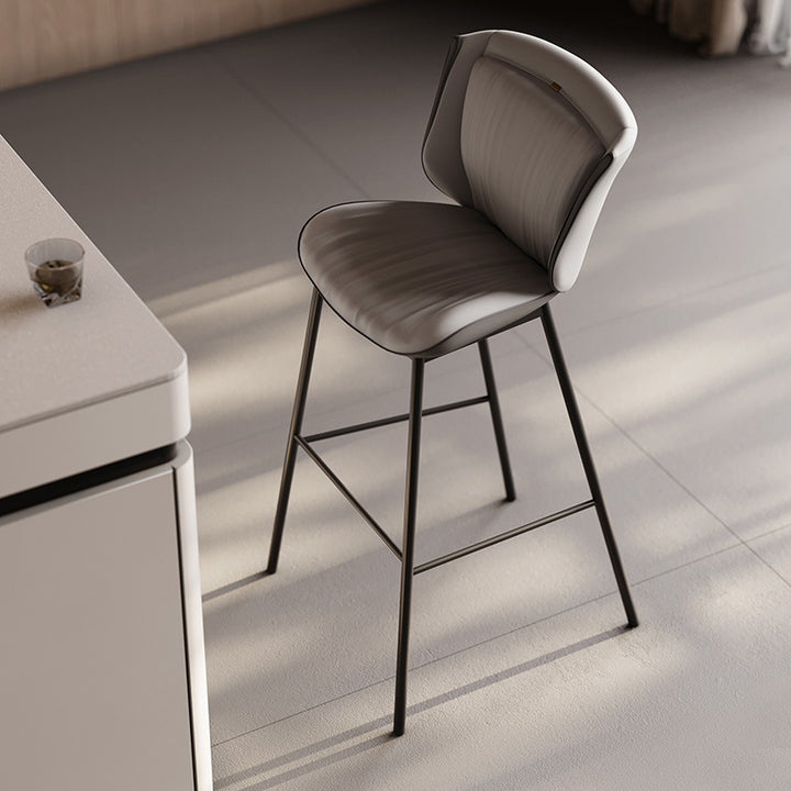Taburete de bar moderno de lujo con cojín trapezoidal, cuero sintético, acero al carbono y respaldo para comedor 