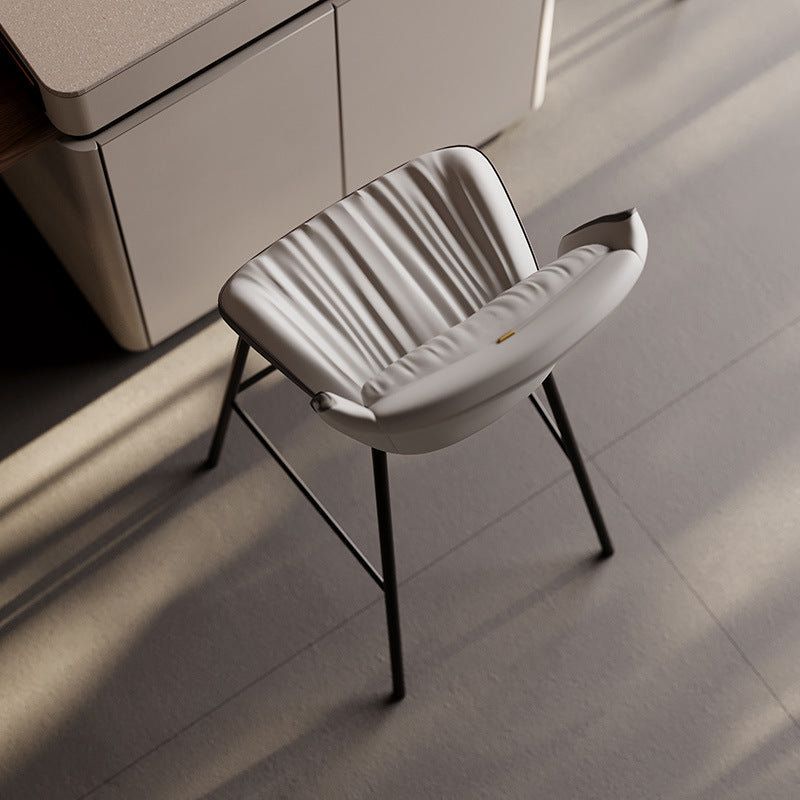 Taburete de bar moderno de lujo con cojín trapezoidal, cuero sintético, acero al carbono y respaldo para comedor 