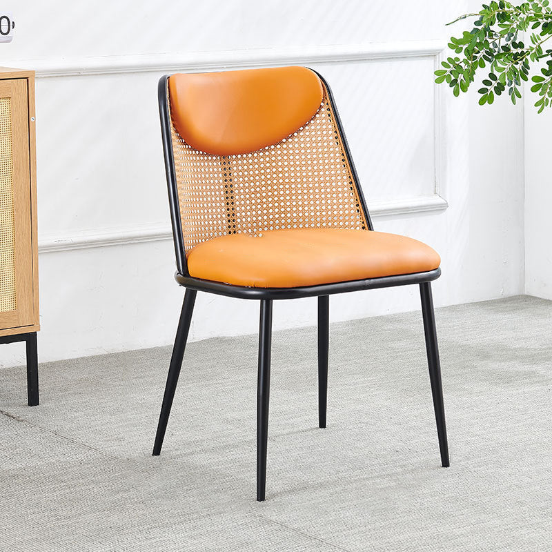 Zeitgenössischer trapezförmiger Esszimmerstuhl im Coastal-Stil mit Rückenlehne aus Kunst-Nappaleder, Eisen und Schaumstoff für das Esszimmer 