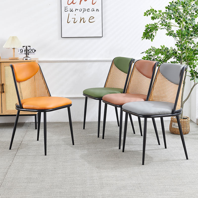 Zeitgenössischer trapezförmiger Esszimmerstuhl im Coastal-Stil mit Rückenlehne aus Kunst-Nappaleder, Eisen und Schaumstoff für das Esszimmer 