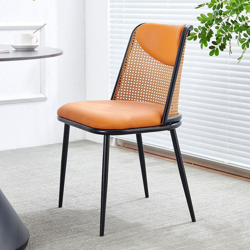 Zeitgenössischer trapezförmiger Esszimmerstuhl im Coastal-Stil mit Rückenlehne aus Kunst-Nappaleder, Eisen und Schaumstoff für das Esszimmer 