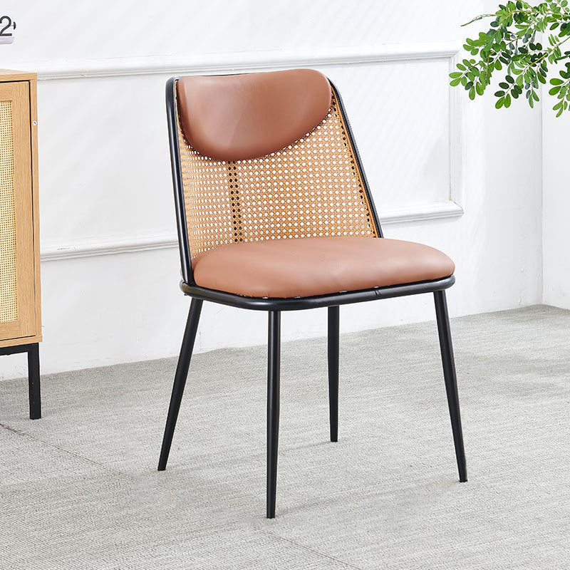 Zeitgenössischer trapezförmiger Esszimmerstuhl im Coastal-Stil mit Rückenlehne aus Kunst-Nappaleder, Eisen und Schaumstoff für das Esszimmer 