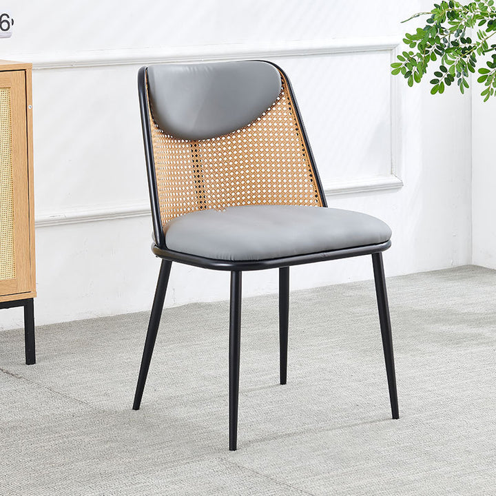 Zeitgenössischer trapezförmiger Esszimmerstuhl im Coastal-Stil mit Rückenlehne aus Kunst-Nappaleder, Eisen und Schaumstoff für das Esszimmer 