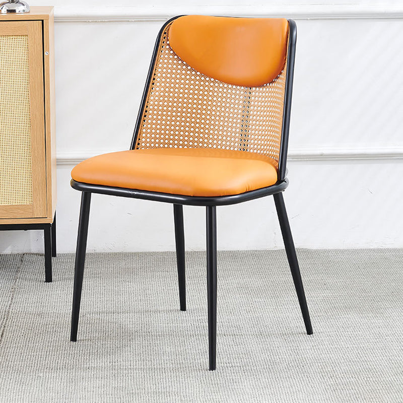 Zeitgenössischer trapezförmiger Esszimmerstuhl im Coastal-Stil mit Rückenlehne aus Kunst-Nappaleder, Eisen und Schaumstoff für das Esszimmer 