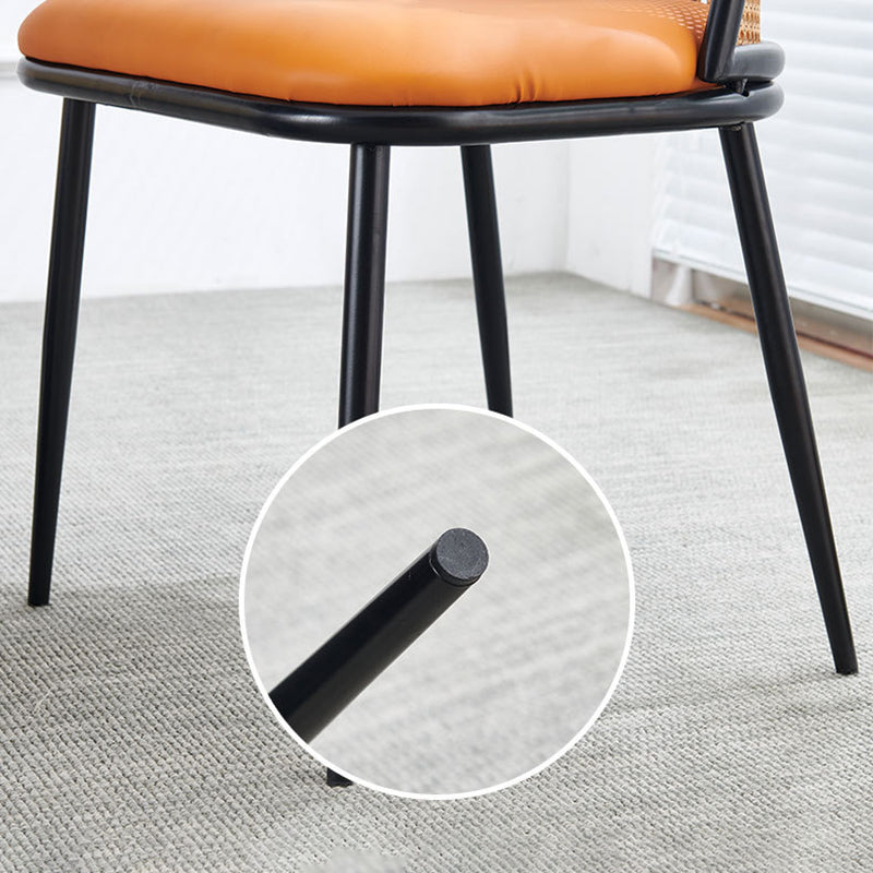 Zeitgenössischer trapezförmiger Esszimmerstuhl im Coastal-Stil mit Rückenlehne aus Kunst-Nappaleder, Eisen und Schaumstoff für das Esszimmer 