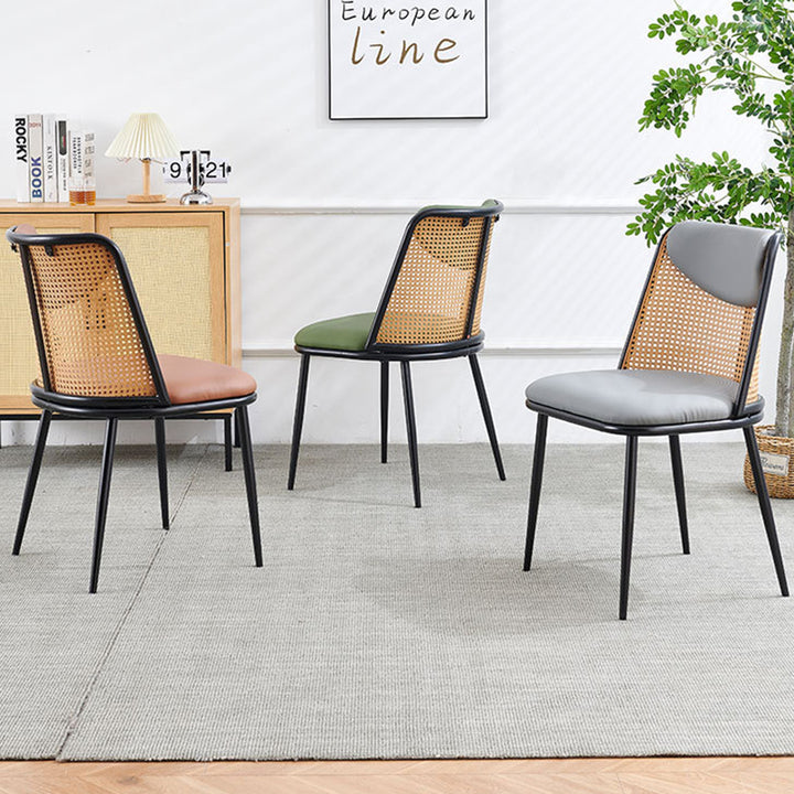 Zeitgenössischer trapezförmiger Esszimmerstuhl im Coastal-Stil mit Rückenlehne aus Kunst-Nappaleder, Eisen und Schaumstoff für das Esszimmer 