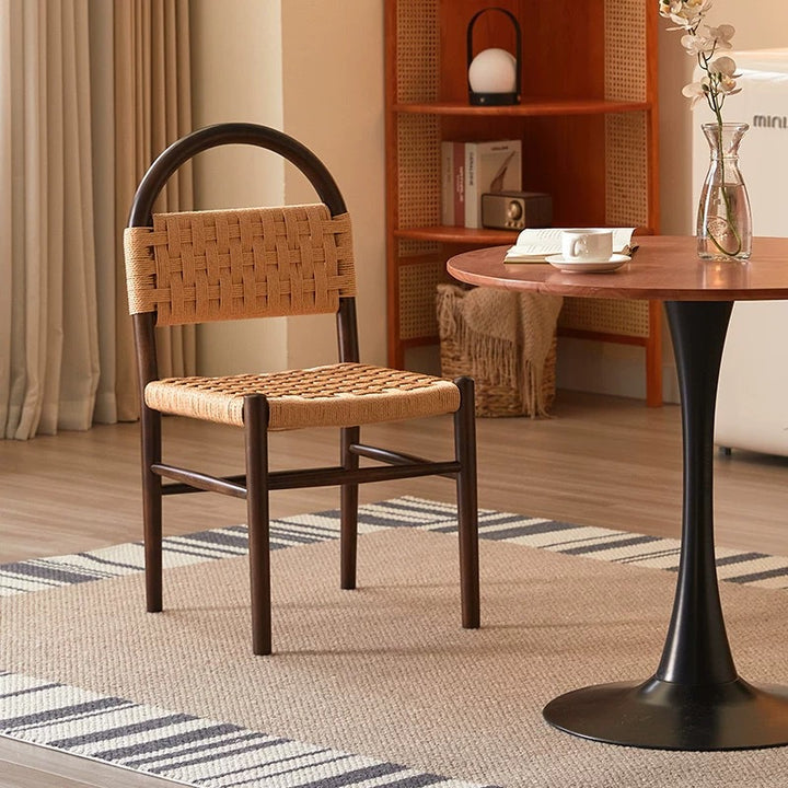 Moderner ovaler Esszimmerstuhl im Mid-Century-Stil mit halbhohler Rückenlehne aus Kautschukholz und Kraftseil für das Esszimmer 