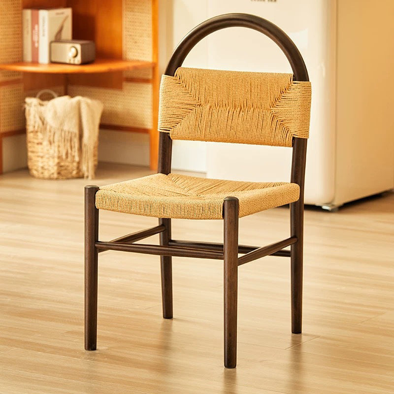 Moderner ovaler Esszimmerstuhl im Mid-Century-Stil mit halbhohler Rückenlehne aus Kautschukholz und Kraftseil für das Esszimmer 
