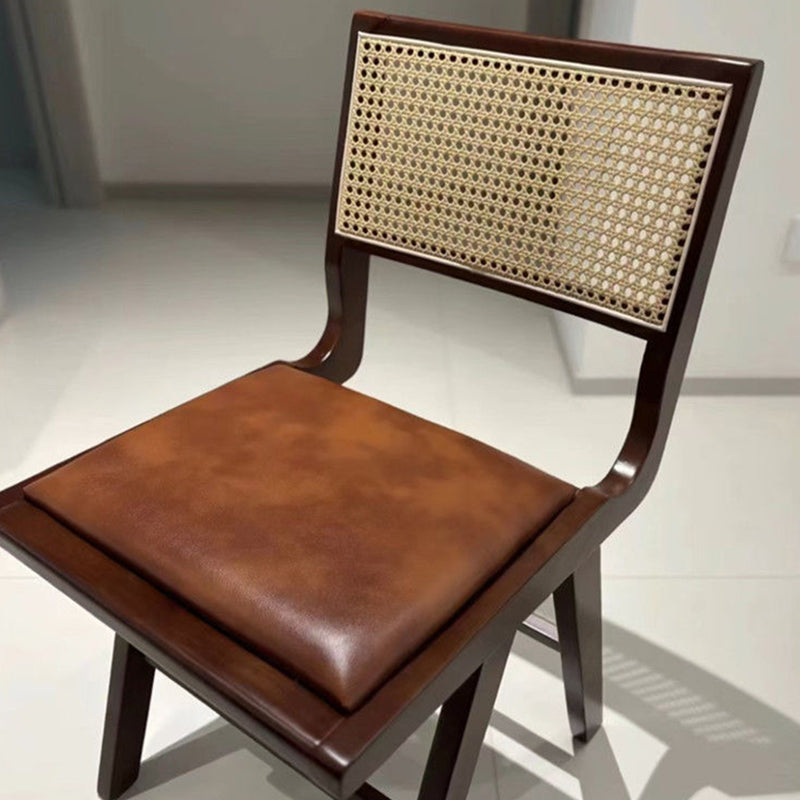 Moderna silla de comedor sin brazos de goma en forma de H nórdica contemporánea con respaldo de ratán tejido y esponja de cuero PU para el comedor 