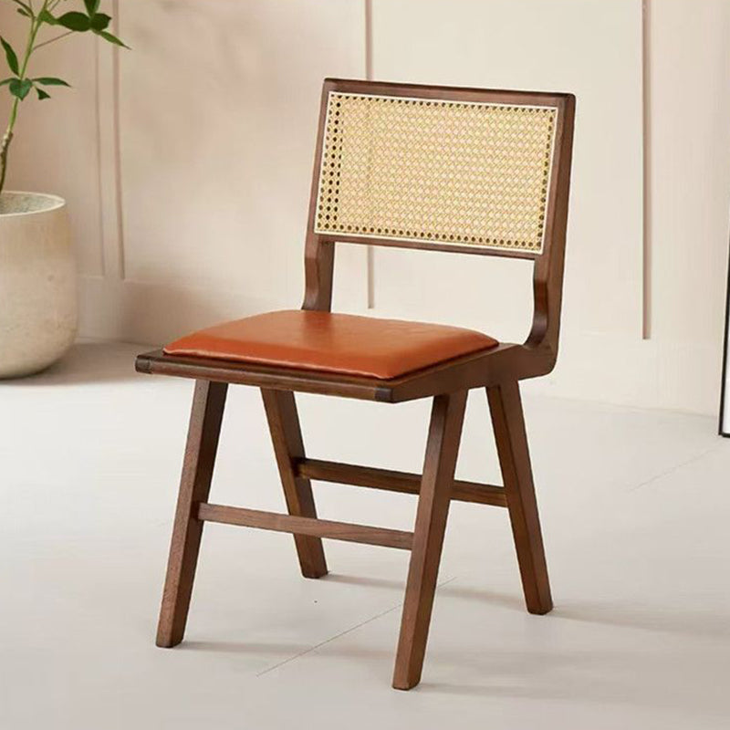 Moderna silla de comedor sin brazos de goma en forma de H nórdica contemporánea con respaldo de ratán tejido y esponja de cuero PU para el comedor 