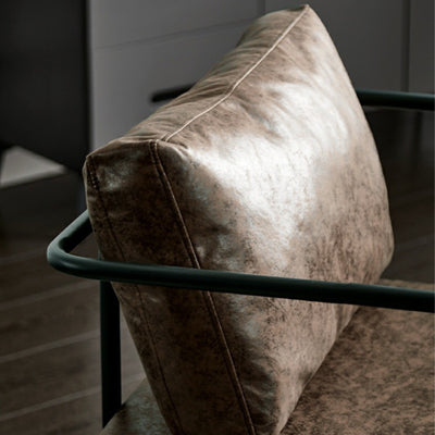 Chaise d'appoint contemporaine industrielle rectangulaire en fer, cuir et tissu technique pour une personne avec dossier et accoudoirs pour le salon 