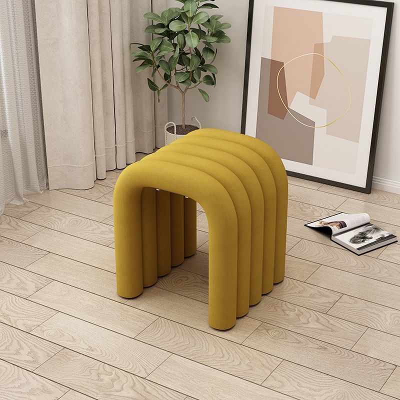 Arc créatif contemporain en acier au carbone Tabouret bas en éponge de velours sans dossier ni accoudoirs pour salon 