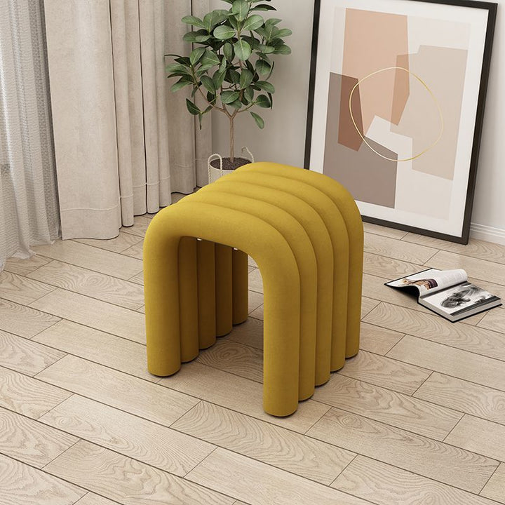 Arc créatif contemporain en acier au carbone Tabouret bas en éponge de velours sans dossier ni accoudoirs pour salon 