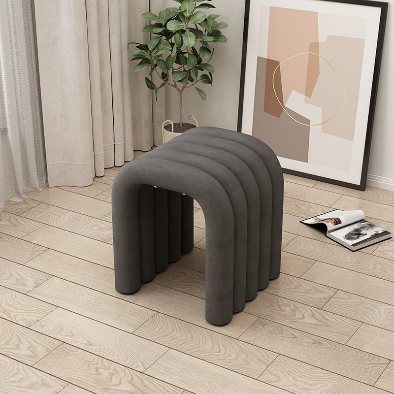 Arc créatif contemporain en acier au carbone Tabouret bas en éponge de velours sans dossier ni accoudoirs pour salon 