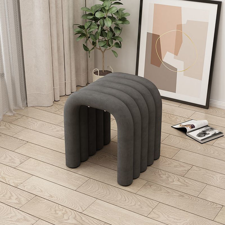 Arc créatif contemporain en acier au carbone Tabouret bas en éponge de velours sans dossier ni accoudoirs pour salon 