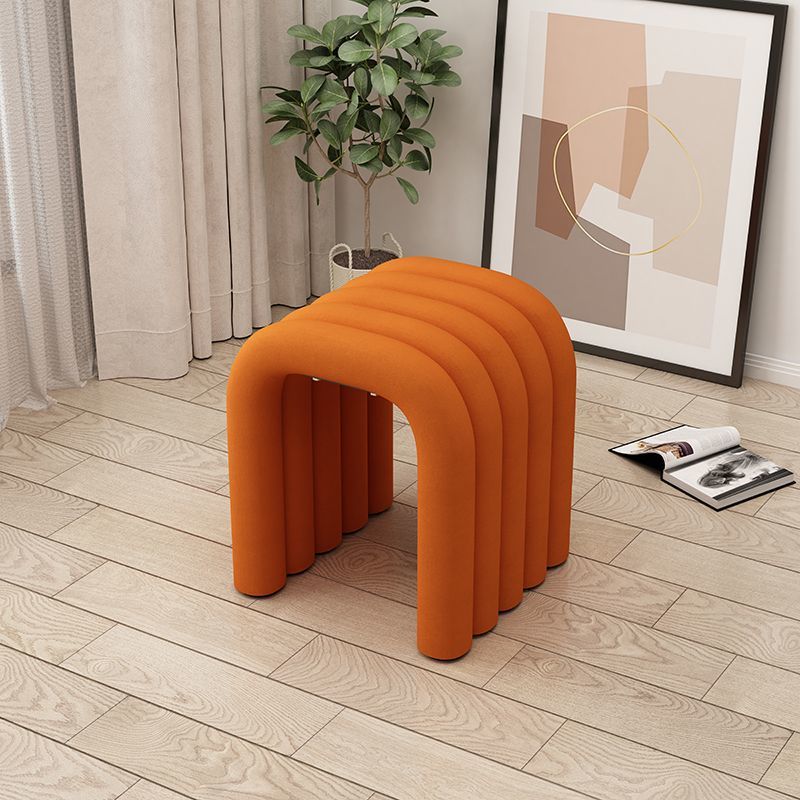 Arc créatif contemporain en acier au carbone Tabouret bas en éponge de velours sans dossier ni accoudoirs pour salon 