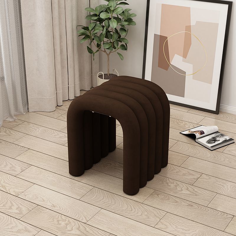 Arc créatif contemporain en acier au carbone Tabouret bas en éponge de velours sans dossier ni accoudoirs pour salon 