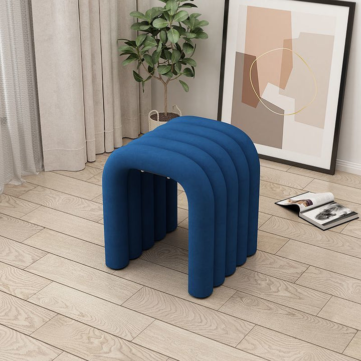 Arc créatif contemporain en acier au carbone Tabouret bas en éponge de velours sans dossier ni accoudoirs pour salon 