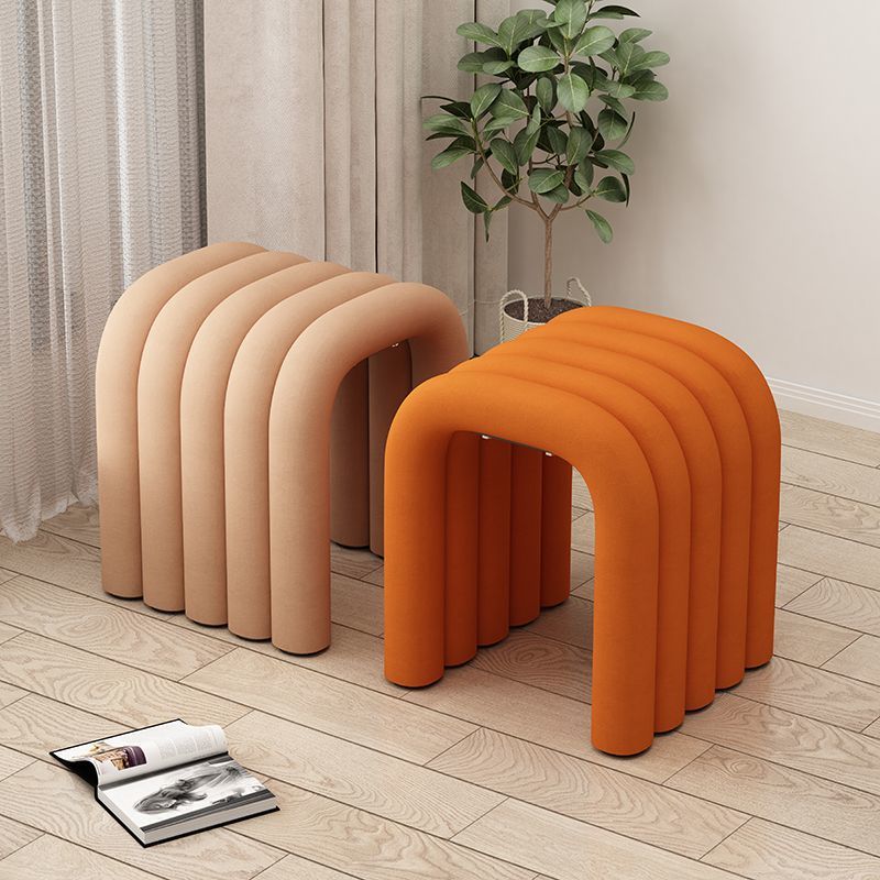 Arc créatif contemporain en acier au carbone Tabouret bas en éponge de velours sans dossier ni accoudoirs pour salon 