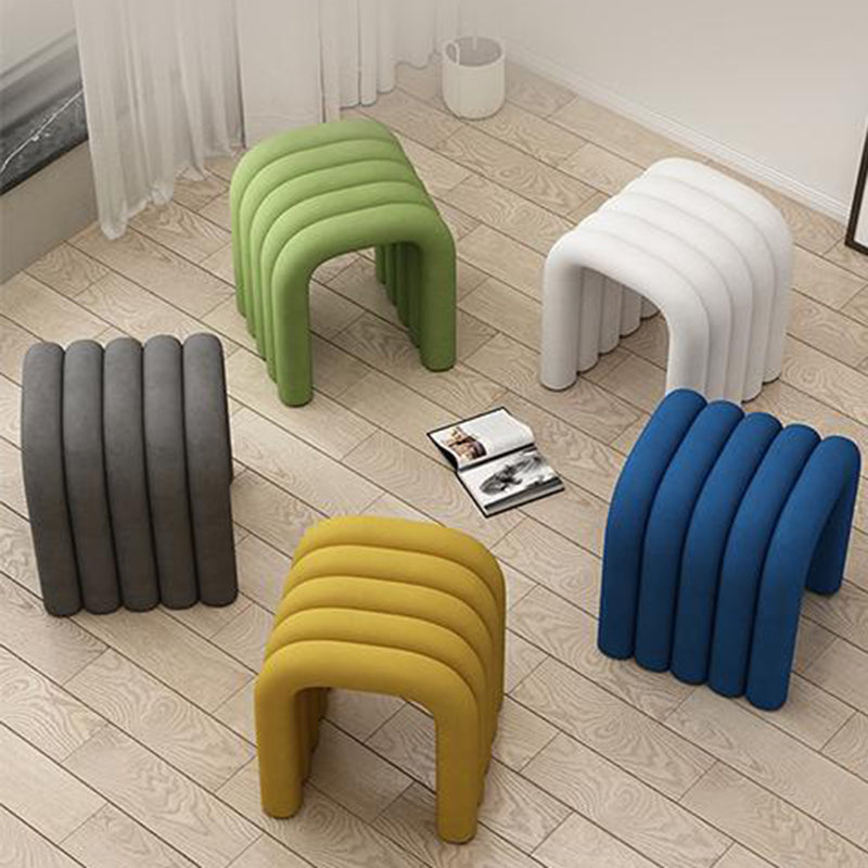 Arc créatif contemporain en acier au carbone Tabouret bas en éponge de velours sans dossier ni accoudoirs pour salon 