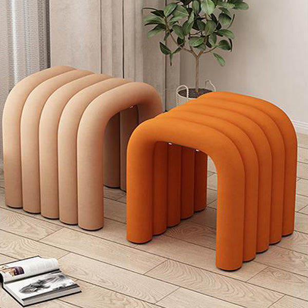 Arc créatif contemporain en acier au carbone Tabouret bas en éponge de velours sans dossier ni accoudoirs pour salon 