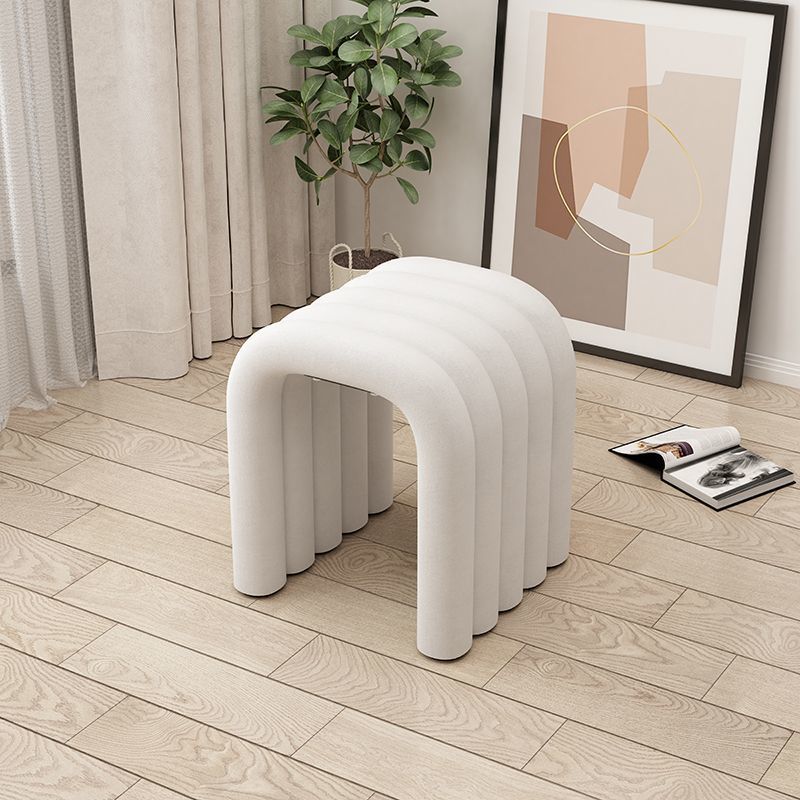 Arc créatif contemporain en acier au carbone Tabouret bas en éponge de velours sans dossier ni accoudoirs pour salon 