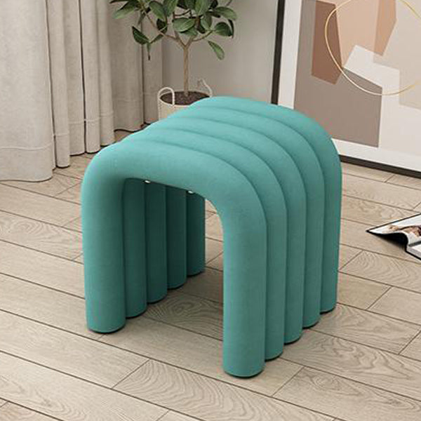 Zeitgenössischer kreativer Bogen Kohlenstoffstahl Samtschwamm niedriger Hocker ohne Rückenlehne und Armlehnen für das Wohnzimmer 