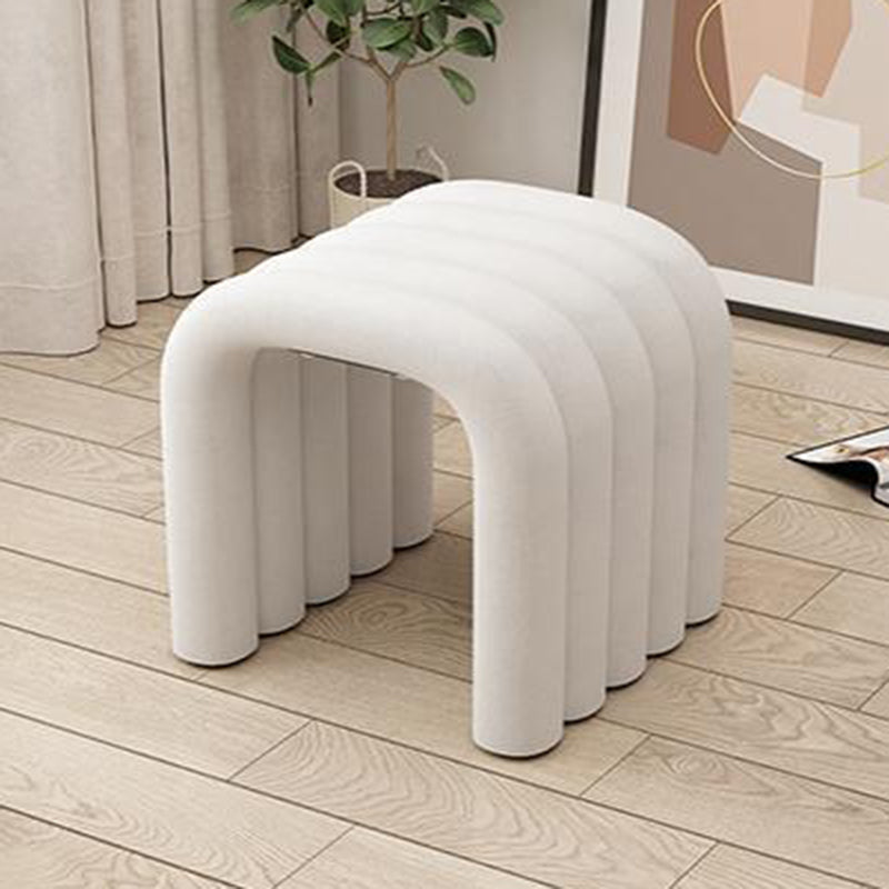 Arc créatif contemporain en acier au carbone Tabouret bas en éponge de velours sans dossier ni accoudoirs pour salon 