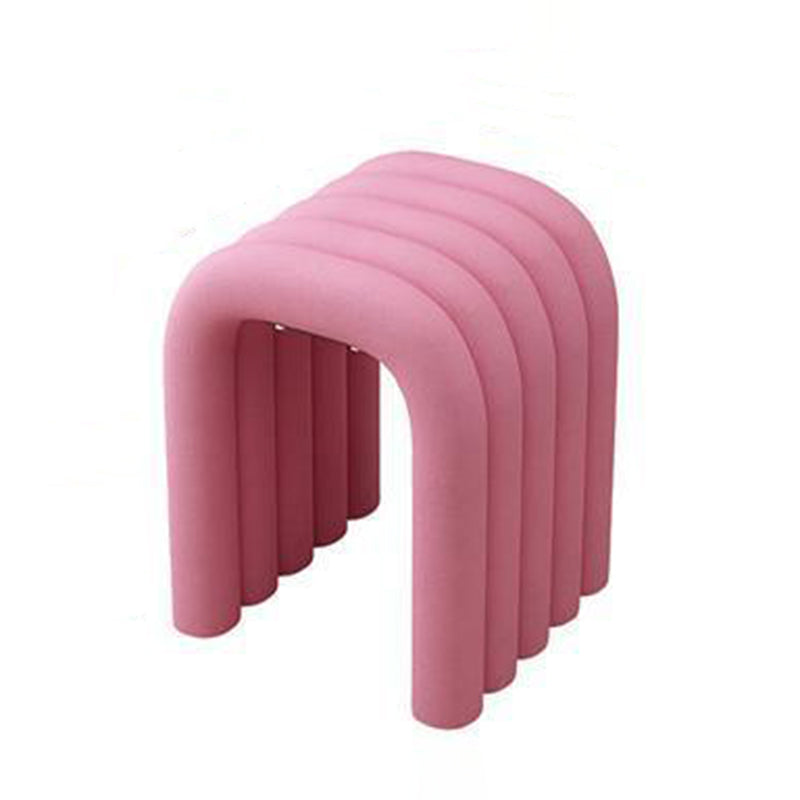 Arc créatif contemporain en acier au carbone Tabouret bas en éponge de velours sans dossier ni accoudoirs pour salon 