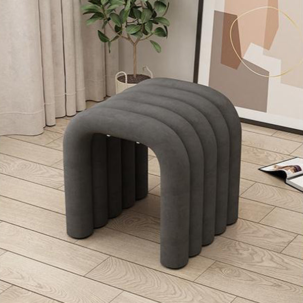Arc créatif contemporain en acier au carbone Tabouret bas en éponge de velours sans dossier ni accoudoirs pour salon 