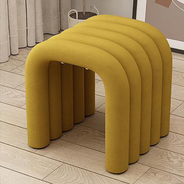 Arc créatif contemporain en acier au carbone Tabouret bas en éponge de velours sans dossier ni accoudoirs pour salon 