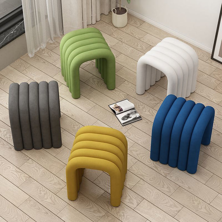Arc créatif contemporain en acier au carbone Tabouret bas en éponge de velours sans dossier ni accoudoirs pour salon 