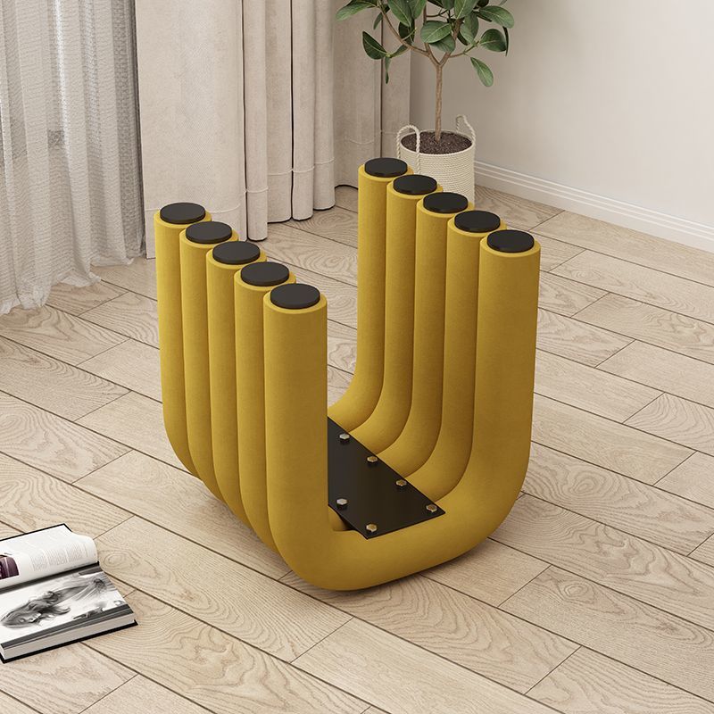 Arc créatif contemporain en acier au carbone Tabouret bas en éponge de velours sans dossier ni accoudoirs pour salon 