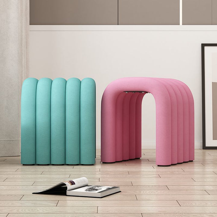Arc créatif contemporain en acier au carbone Tabouret bas en éponge de velours sans dossier ni accoudoirs pour salon 