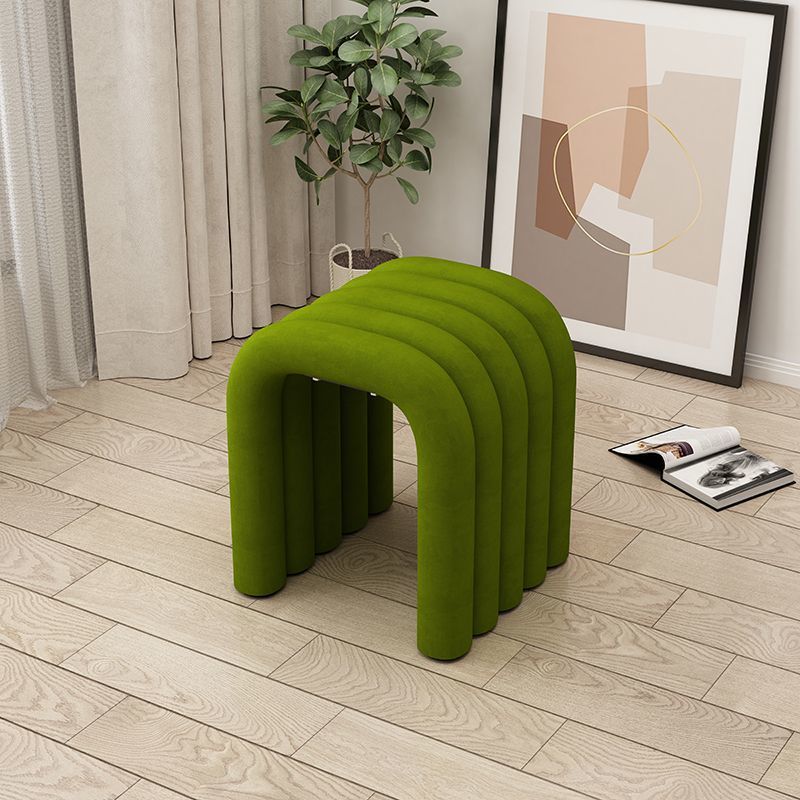 Arc créatif contemporain en acier au carbone Tabouret bas en éponge de velours sans dossier ni accoudoirs pour salon 