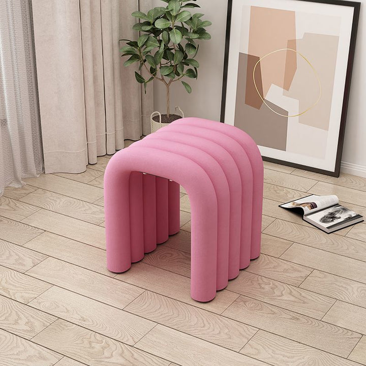 Arc créatif contemporain en acier au carbone Tabouret bas en éponge de velours sans dossier ni accoudoirs pour salon 