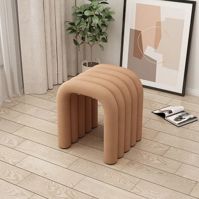 Zeitgenössischer kreativer Bogen Kohlenstoffstahl Samtschwamm niedriger Hocker ohne Rückenlehne und Armlehnen für das Wohnzimmer 