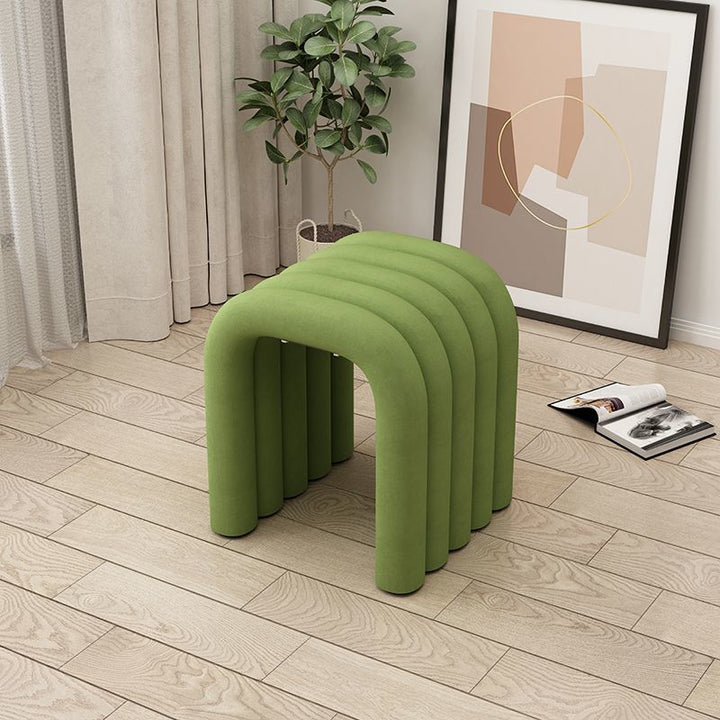 Arc créatif contemporain en acier au carbone Tabouret bas en éponge de velours sans dossier ni accoudoirs pour salon 