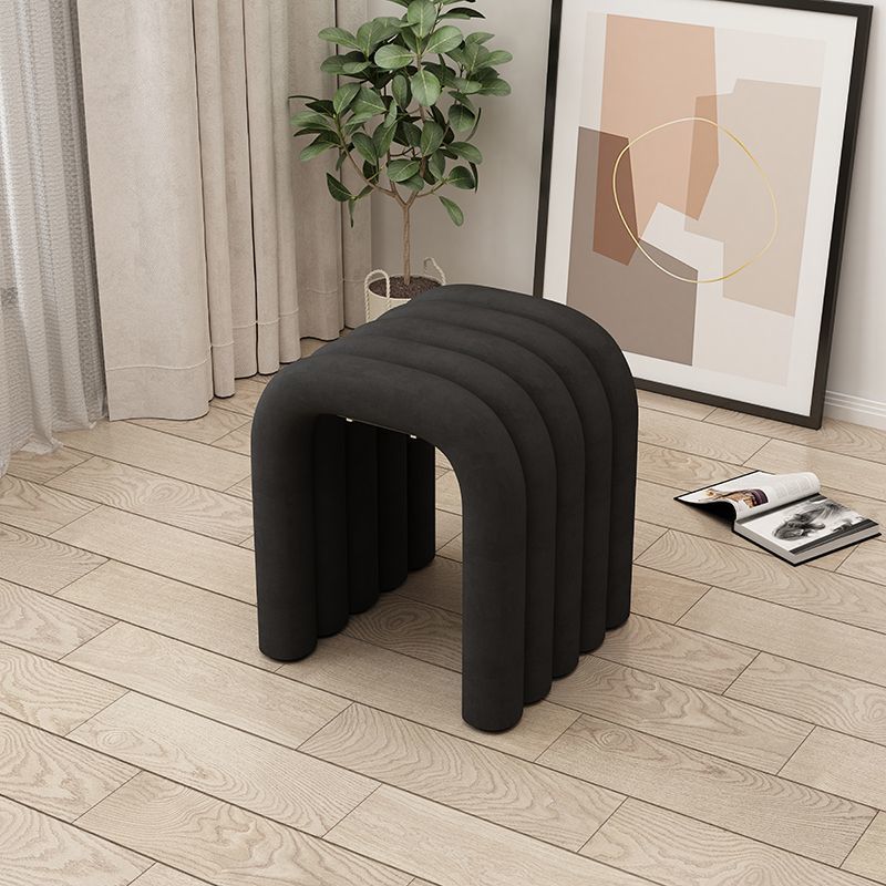 Arc créatif contemporain en acier au carbone Tabouret bas en éponge de velours sans dossier ni accoudoirs pour salon 
