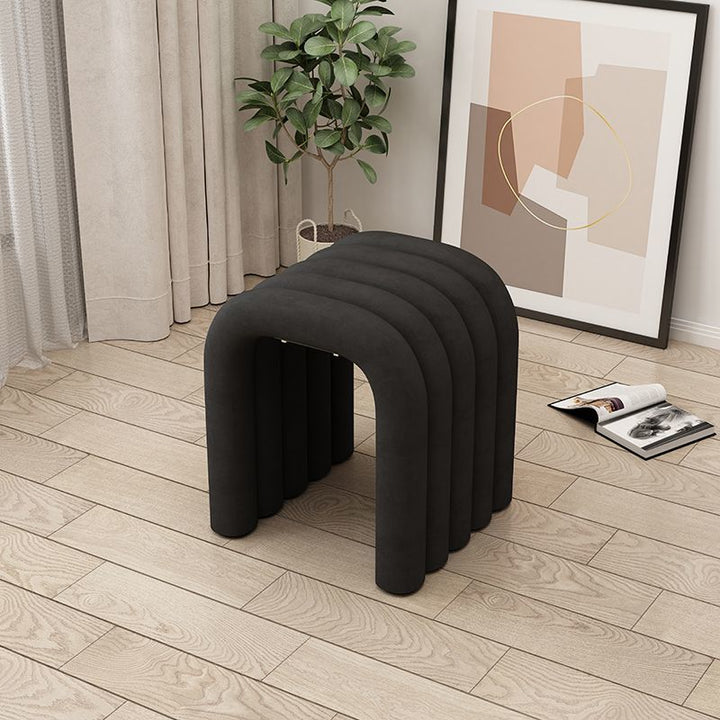 Arc créatif contemporain en acier au carbone Tabouret bas en éponge de velours sans dossier ni accoudoirs pour salon 