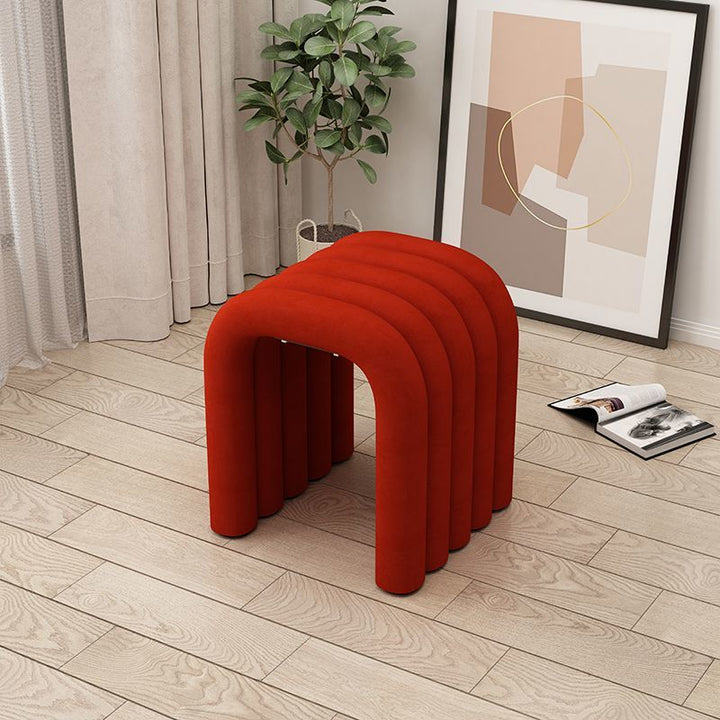 Arc créatif contemporain en acier au carbone Tabouret bas en éponge de velours sans dossier ni accoudoirs pour salon 