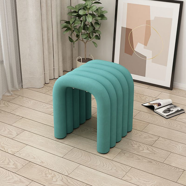 Arc créatif contemporain en acier au carbone Tabouret bas en éponge de velours sans dossier ni accoudoirs pour salon 
