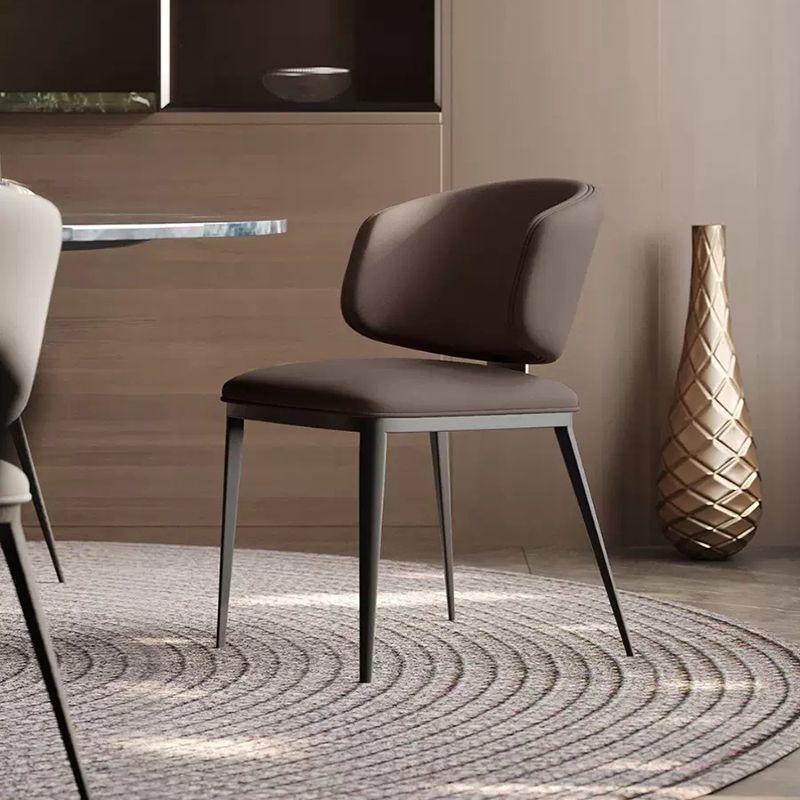 Chaise de salle à manger contemporaine en acier au carbone de luxe avec dossier sans accoudoirs en similicuir et éponge 